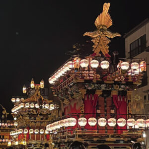 飛騨高山祭-夜祭2023の屋台と提灯が美しい画像