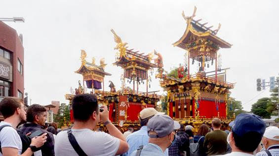 高山祭「屋台の曳揃え」