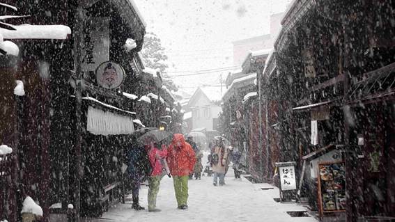 飛騨高山古い町並み 雪の風景