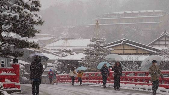 飛騨高山古い町並み　橋の上　雪降る風景